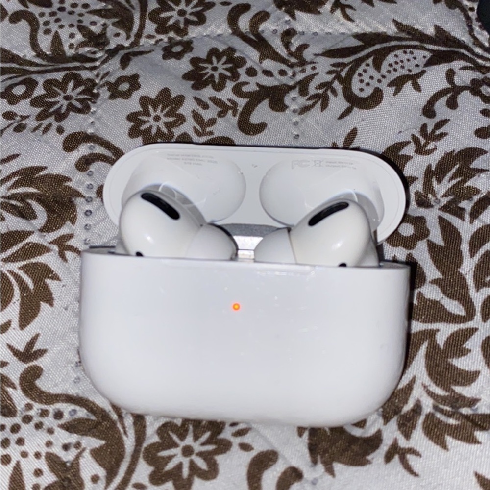 AirPods Pro - Picture 2 of 4